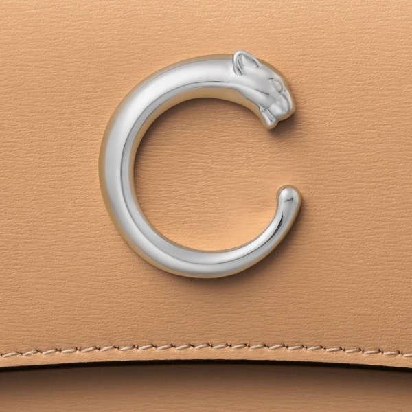 Cartera internacional con tapa, Panthère de Cartier Piel de becerro beige camel, acabado paladio