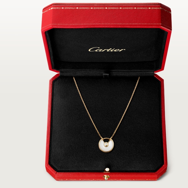 Collier Amulette de Cartier XS Or jaune, diamants, nacre blanche
