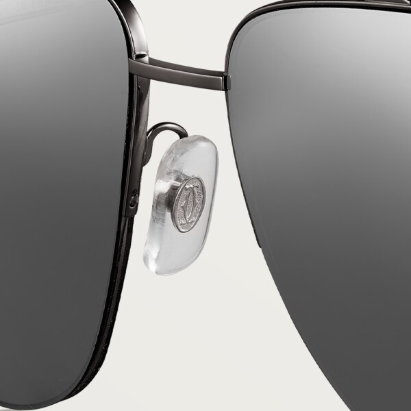 Gafas de sol Panthère de Cartier Metal, acabados PVD negro y rutenio, lentes grises con efecto espejo plateado