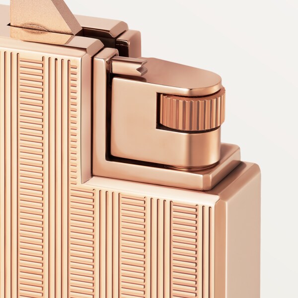 Square tressé décor lighter Square tressé décor lighter. Rose golden finish. Dimensions: 38 mm x 15.5 mm x 50 mm