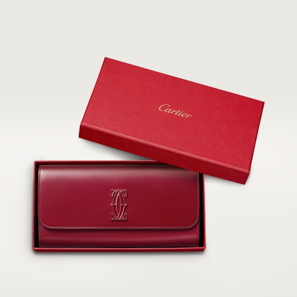 C de Cartier Brieftasche mit Umschlag, internationales Format Kalbsleder in Kirschrot, Gold-Finish und Emaille in Kirschrot
