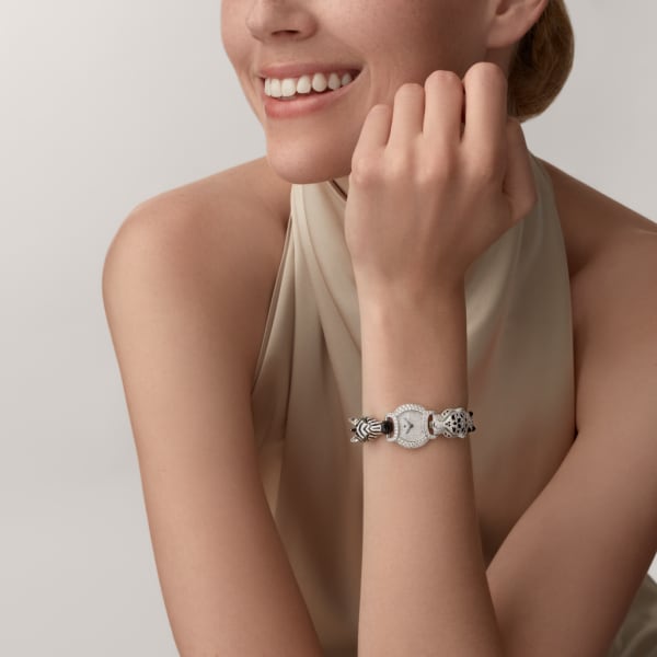 Reloj Indomptables de Cartier 22,2 mm, movimiento de cuarzo, oro blanco rodiado, esmeraldas, diamantes, espinelas, ónix, brazalete de metal