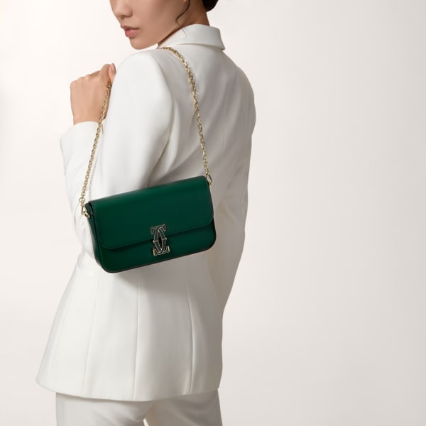 Bolso de cadena tamaño pequeño, C de Cartier Piel de becerro color verde oscuro, acabado dorado y esmalte verde oscuro