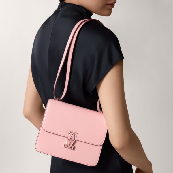 Bolso de hombro tamaño mini, C de Cartier Piel de becerro rosa pálido, acabado dorado y esmalte rosa pálido