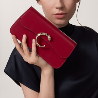 Bolso de cadena tamaño mini, Panthère de Cartier Piel de becerro rojo cereza, acabado dorado y esmalte negro