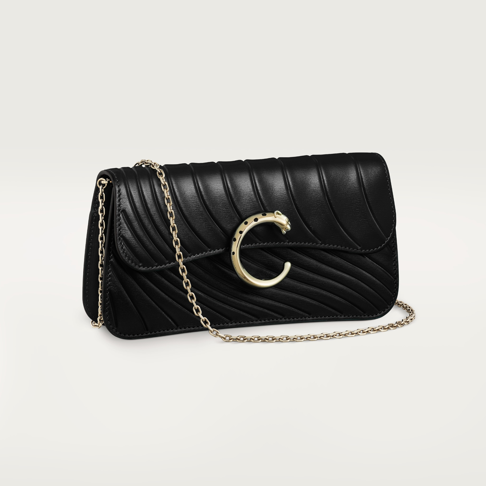 Bolso de cadena tamaño mini, Panthère de CartierPiel de becerro negra, grabado con el motivo distintivo de Cartier, acabado dorado