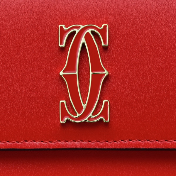 Pequeña marroquinería C de Cartier, cartera Piel de becerro rojo cereza, acabado dorado y esmalte rojo cereza