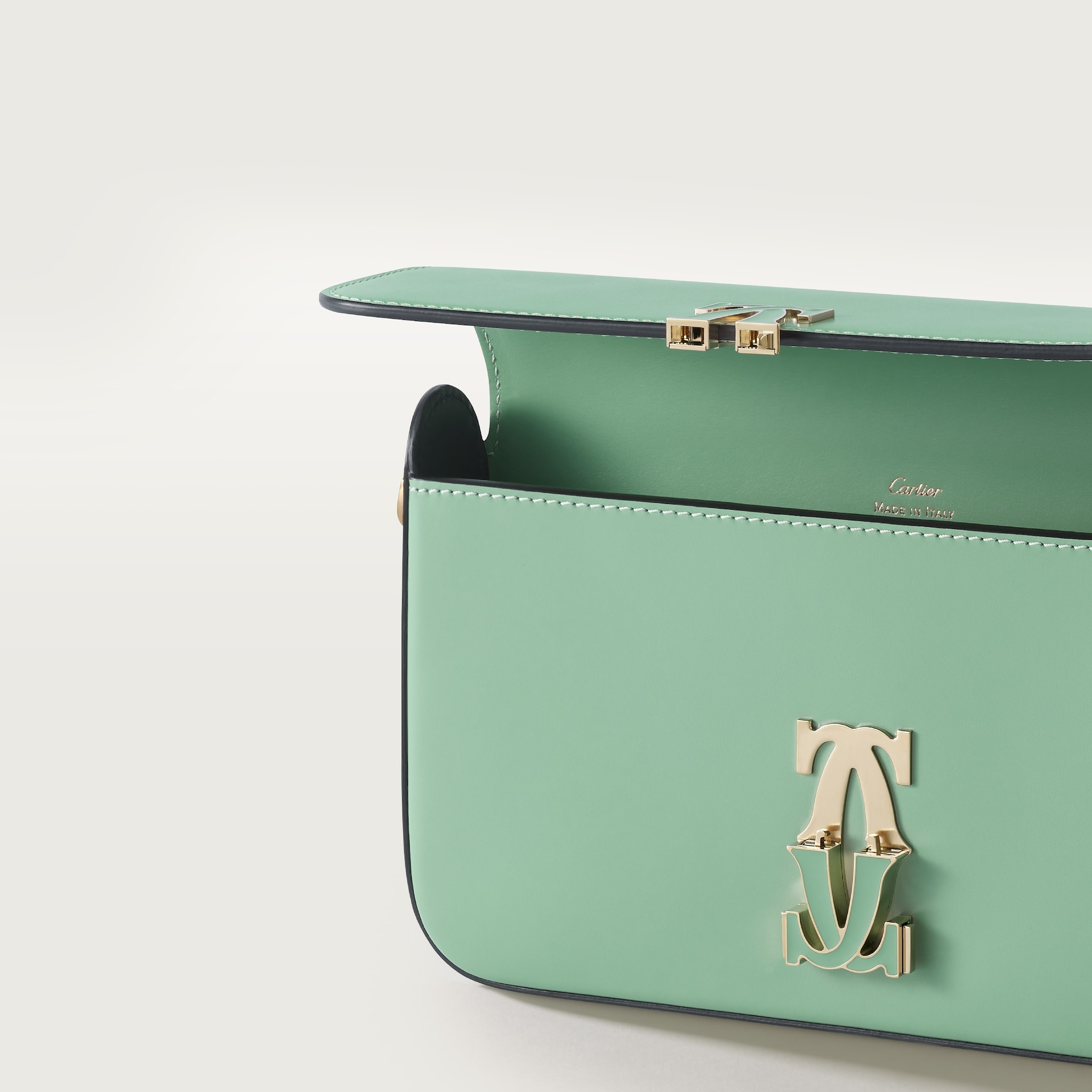 Bolso de cadena tamaño mini, C de CartierPiel de becerro verde almendra, acabado dorado