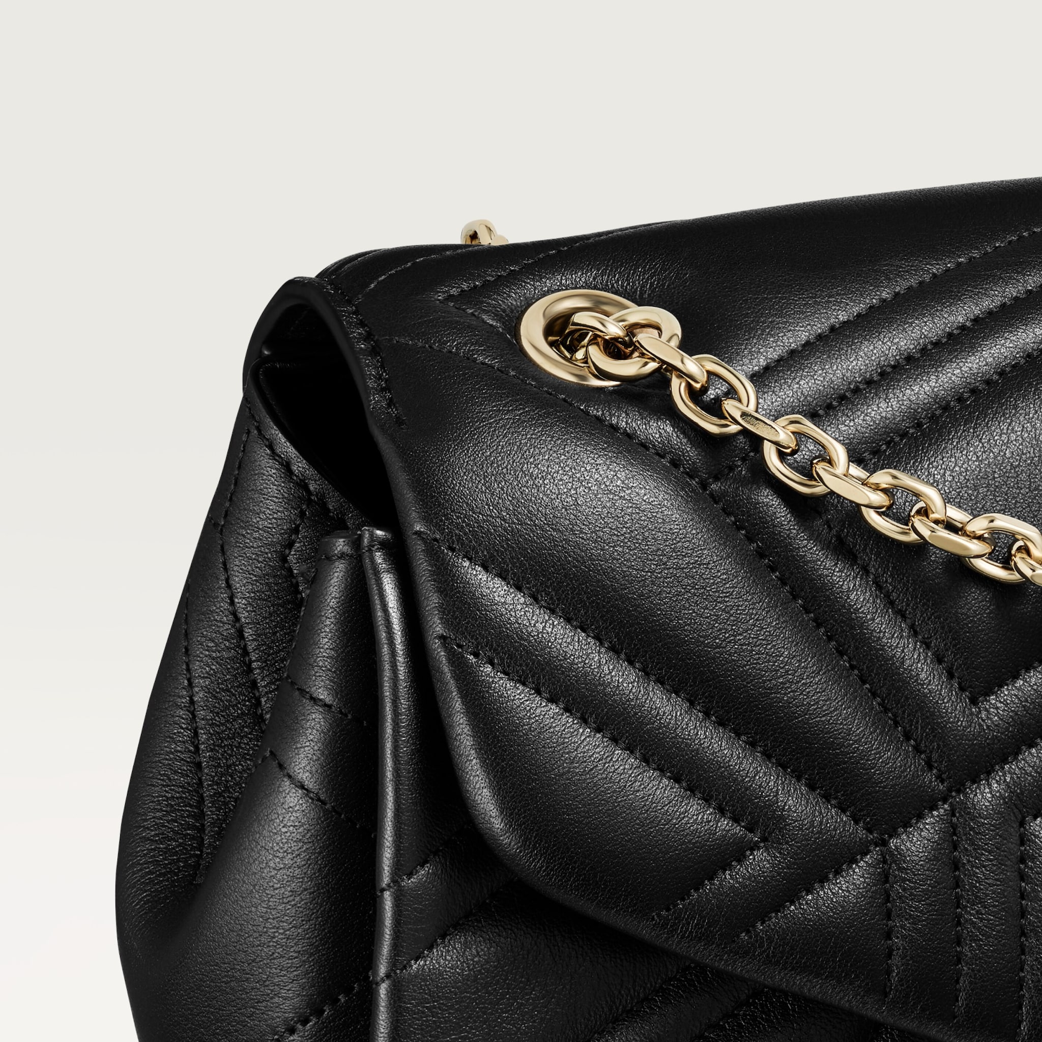 Bolso de cadena tamaño mini, Panthère de CartierPiel de becerro acolchada negra, acabado dorado