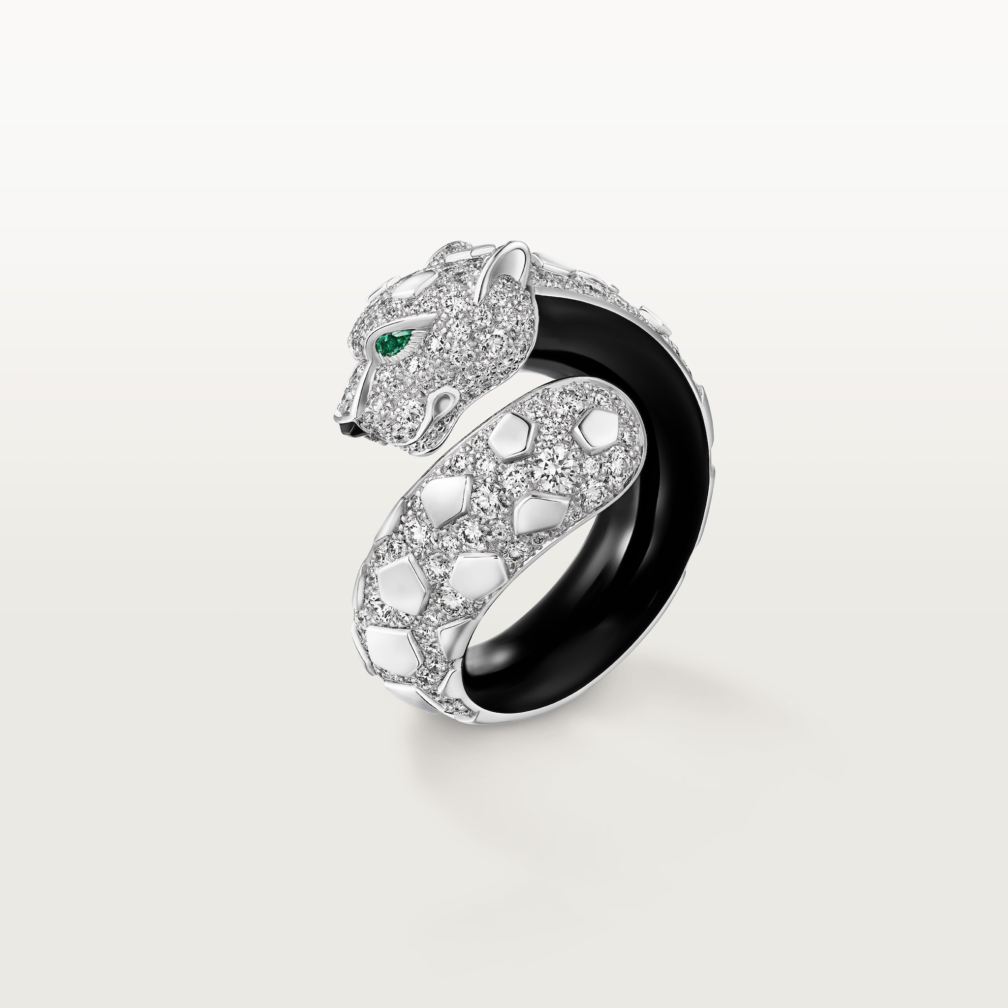 Anillo Panthère de CartierOro blanco, laca negra, ónix, esmeraldas, diamantes